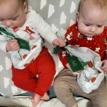 Peti és Sári mikulászsákkal a kezében