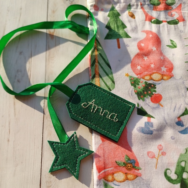 Kézzel hímzett névre szóló textil mikulászsák